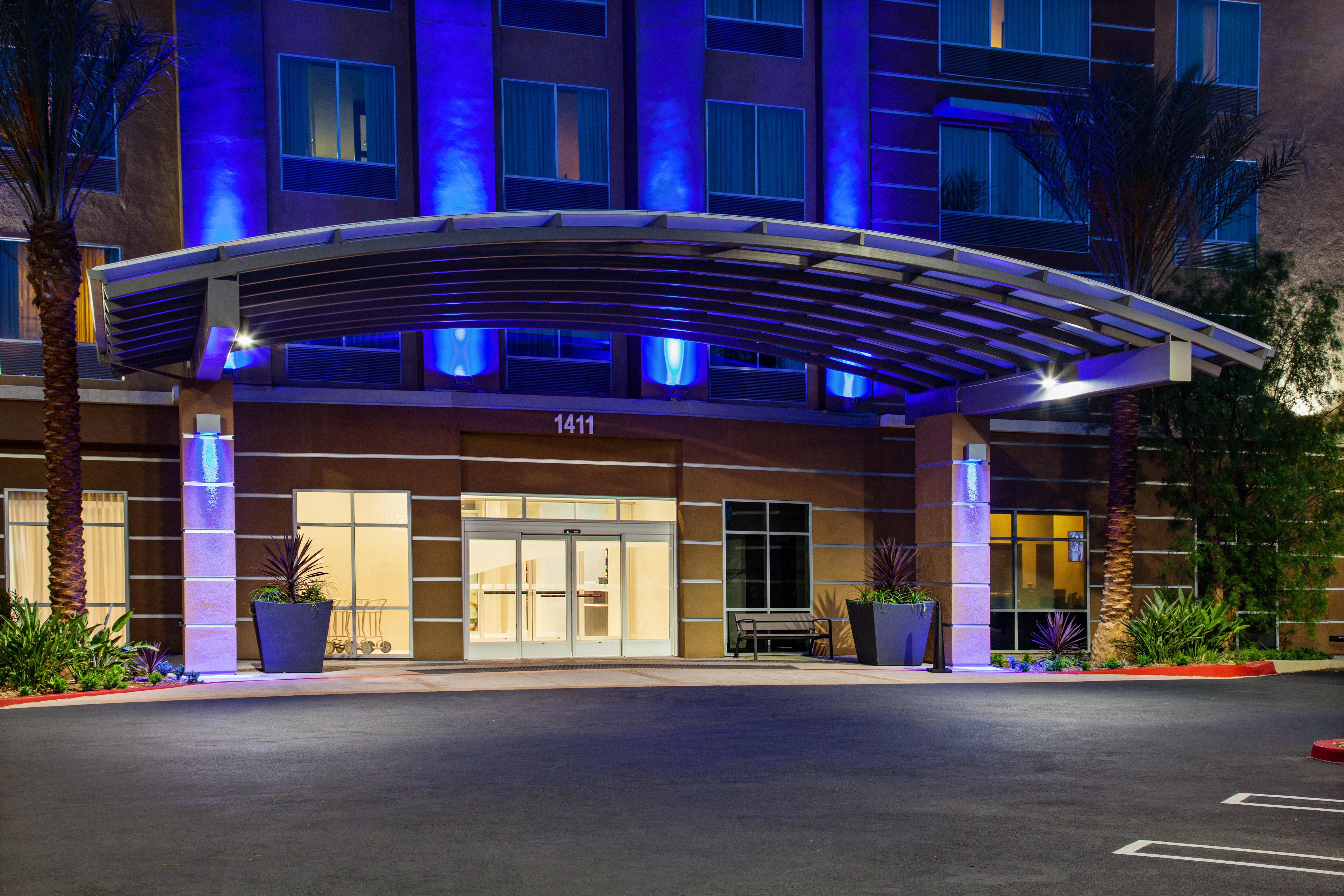 Holiday Inn Express & Suites Anaheim Resort Area, An Ihg Hotel Exterior photo